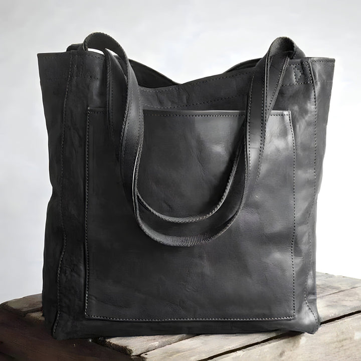 Detailaufnahme einer hochwertigen braunen Echtleder Damenhandtasche. Langlebige Ledertasche mit eleganter Verarbeitung.
