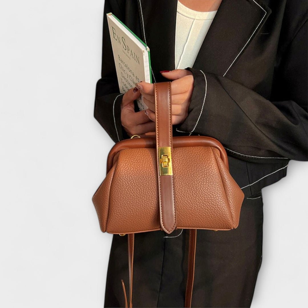 Braune Mini-Handtasche für Damen, edles Accessoire, perfekt als Abendtasche.