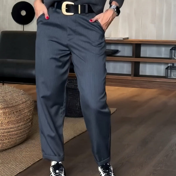 Elegante Damen Anzughose Mathilda mit feinen Streifen, geradem Schnitt und hohem Bund für Business & Freizeit.