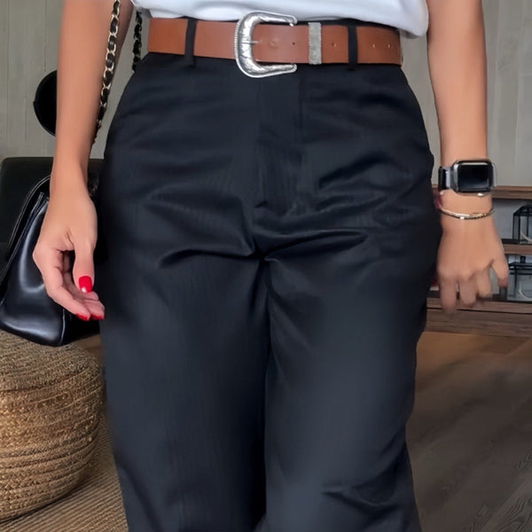 Klassische Damen Anzughose Mathilda mit geradem Schnitt, hohem Bund und eleganten feinen Streifen.