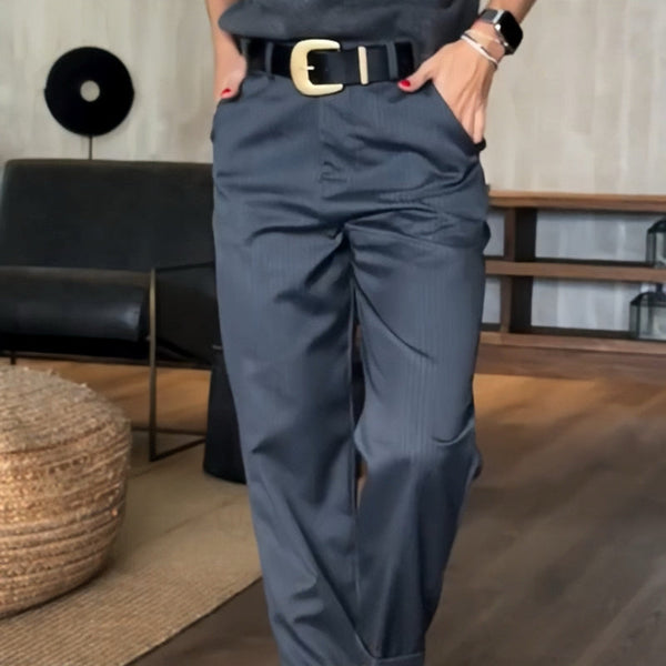 Fashionable Anzughose Mathilda für Damen, elegant gestreift, perfekt für Businessmode & stilvolle Outfits.
