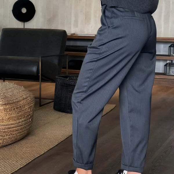 Elegante Damen Anzughose Mathilda mit hohem Bund, geradem Schnitt und feinem Streifenmuster.