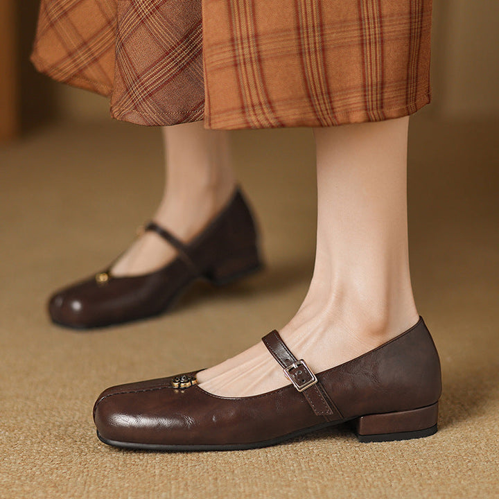 Bequeme Damen Ballerinas in Braun mit Riemen, stilvolle und flache Schuhe für den Frühling.