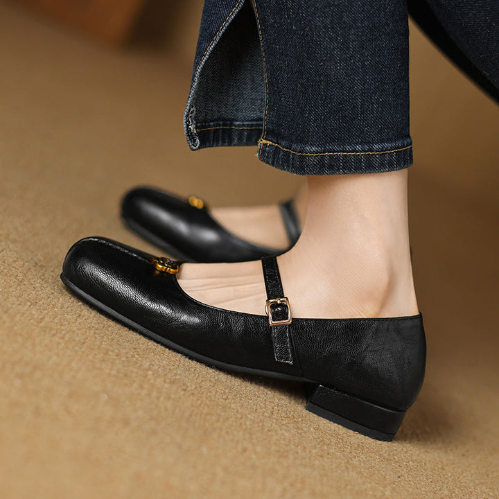 Schwarze Damen Ballerinas mit elegantem Riemchen, bequeme und flache Frühlingsschuhe für Damen.