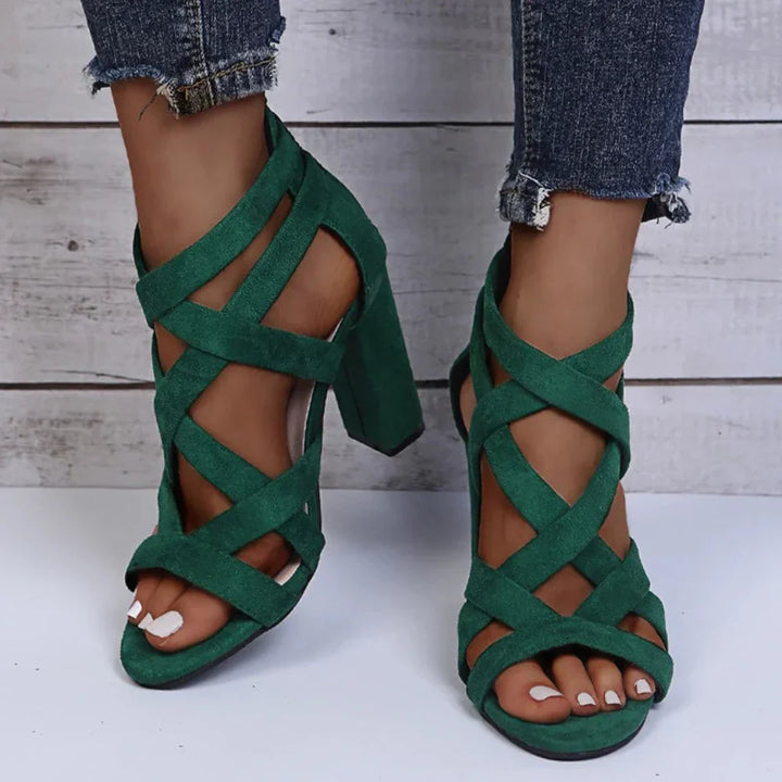 Moderne grüne Damen Riemchenpumps mit Blockabsatz. Bequeme Damenschuhe ideal für Frühling und festliche Anlässe.