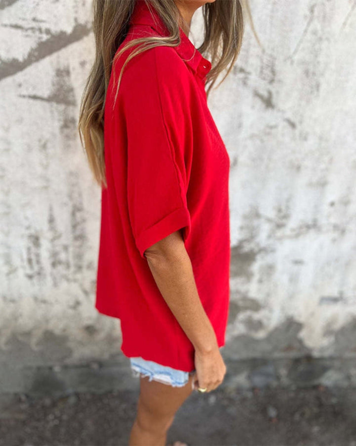 Zeitlose Damenbluse, leicht und fließend, ideal für einen eleganten und entspannten Look.