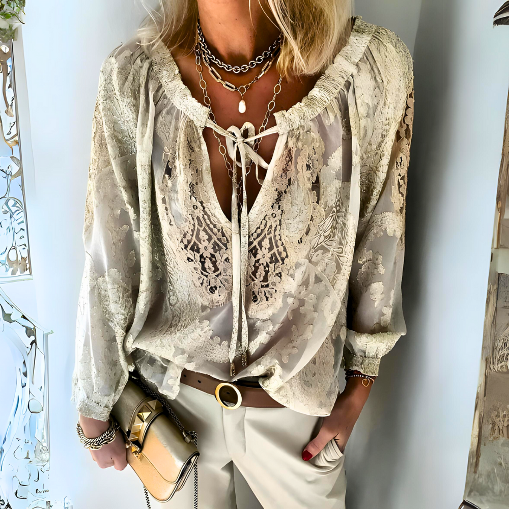 Weiße Boho Damenbluse mit floralem Spitzenmuster und lockerer Passform, ideal für Freizeit & Strand.
