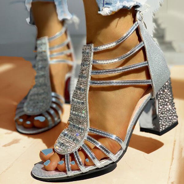 Schicke silberne Damen Edith Sandalen mit Riemchen und Blockabsatz. Bequeme Eleganz für Frühling & Feste.
