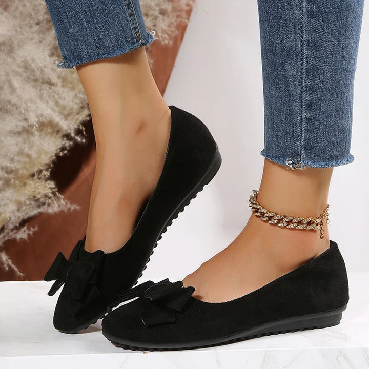 Klassische Damen Ballerinas. Elegante Alltagsschuhe für den Frühling mit Schleife, sehr bequem und vielseitig.