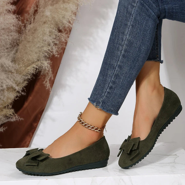 Nahaufnahme: Weiches Material und zarte Schleife der eleganten Damen Frühlings Ballerinas – ideal für jeden Anlass.