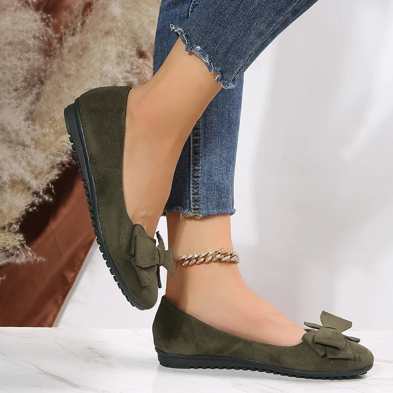 Trendige Damen Ballerinas für den Frühling. Modische Alltagsschuhe mit bequemer Passform und femininer Schleife.