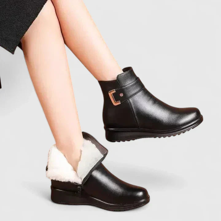 Elegante Damen Frühlings-Stiefeletten mit Schnallen, ideal für einen stilvollen Auftritt in der Übergangszeit.