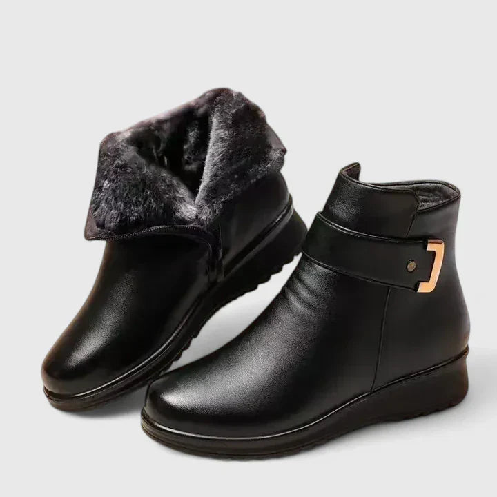 Nahaufnahme eleganter Damen Frühlings-Stiefeletten mit feinen Schnallen und Details, hochwertige Verarbeitung sichtbar.