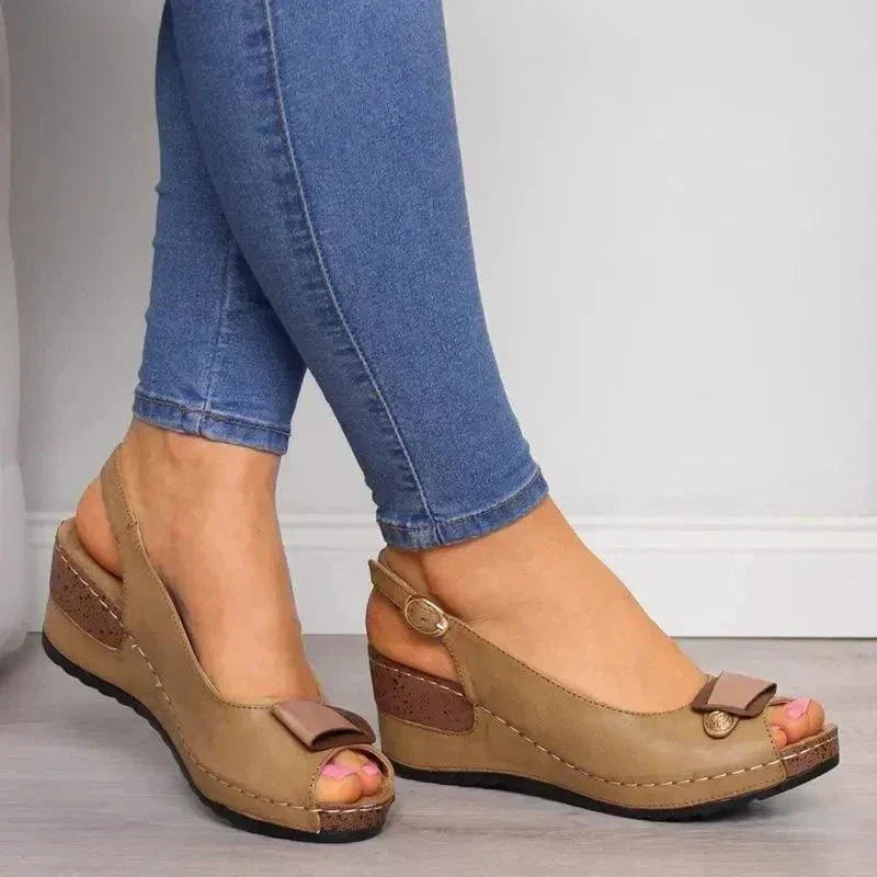 Elegante Damen Frühlingssandalen mit verstellbarem Fersenriemen in Braun, perfekt für Komfort und Freizeit.