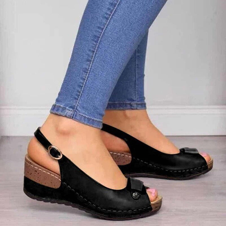 Greta Damensandalen in Schwarz mit verstellbarem Fersenriemen, ideal als Sommerschuhe und bequeme Freizeitsandalen.