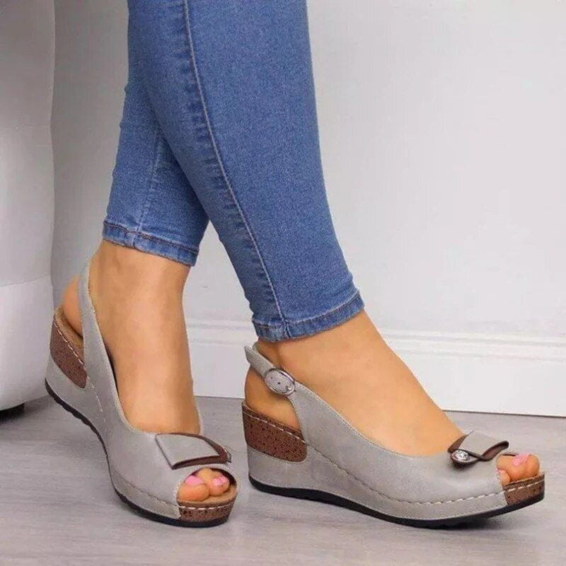 Moderne offene Damensandalen in Grau mit Fersenriemen für Frühling und Sommer. Komfortschuhe mit eleganter Note.