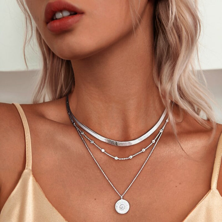 Elegante Damen Halskette aus 925er Sterling Silber mit rundem Anhänger. Edler Damenschmuck & Accessoire.