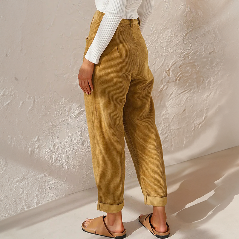 Bequeme Damenhose mit hohem Bund und weitem Bein in leichtem Stoff, perfekt für sommerliche Freizeitlooks.