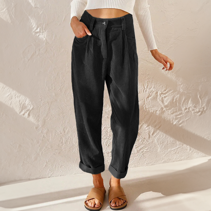 Moderne Damen High Waist Hose mit extra weitem Bein. Eine fließende Freizeithose für stilvolle Sommeroutfits.