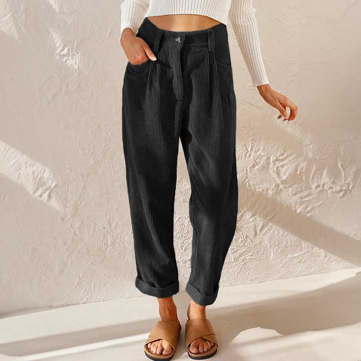 Moderne Damen High Waist Hose mit extra weitem Bein. Eine fließende Freizeithose für stilvolle Sommeroutfits.