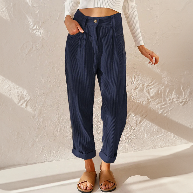 Schmeichelnde High Waist Wide Leg Hose für Damen. Eine elegante und bequeme Sommerhose mit fließendem Fall.