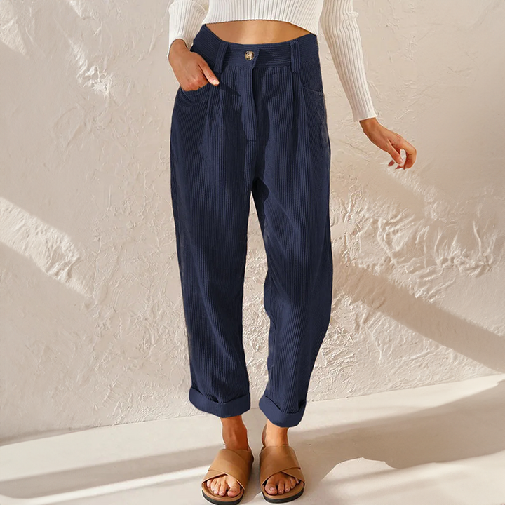 Schmeichelnde High Waist Wide Leg Hose für Damen. Eine elegante und bequeme Sommerhose mit fließendem Fall.