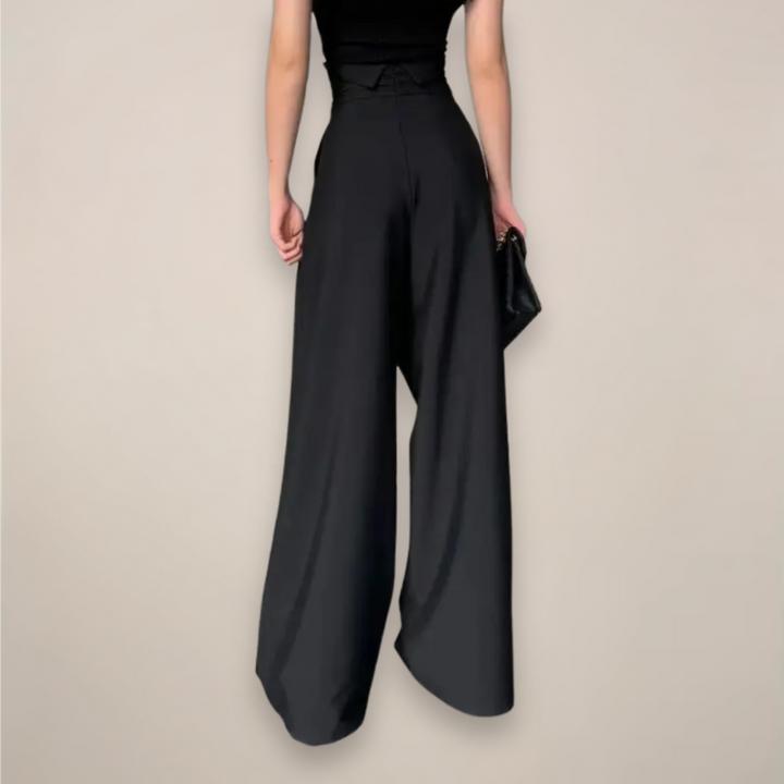 Frau trägt stilvolle hochtaillierte weite Damen Sommerhose. Perfekt für elegante und bequeme Freizeitlooks.