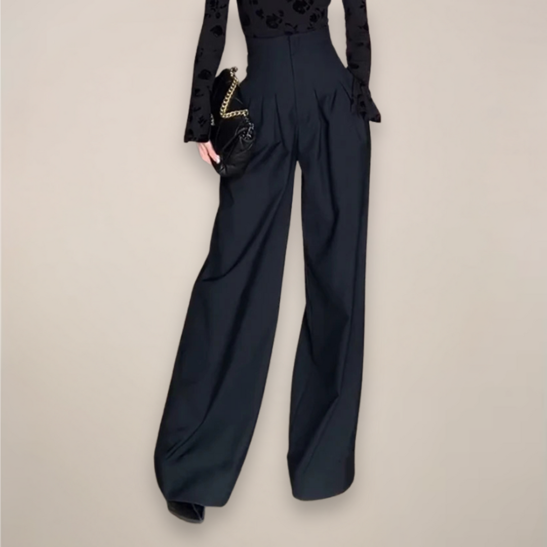Detailansicht der hochtaillierten weiten Damen Sommerhose. Luftiger Stoff für hohen Tragekomfort im Sommer. Elegant & modern.