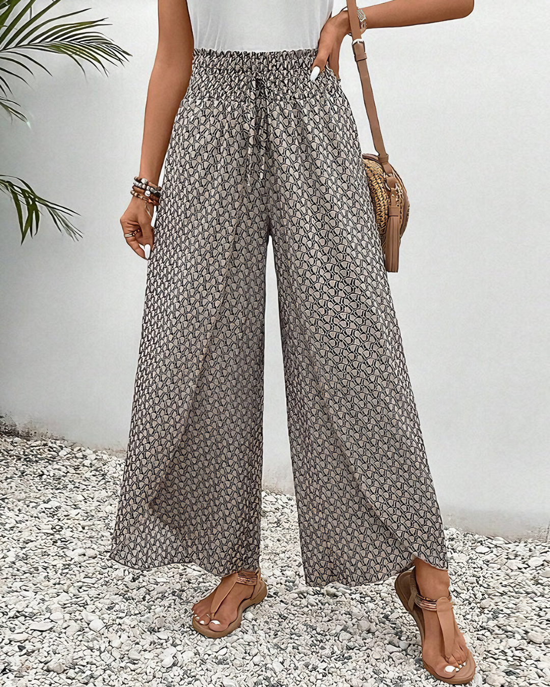Modische beige Damen Hose mit weitem Bein & Relaxed Fit, perfekt als bequeme Freizeit- oder Sommerhose.