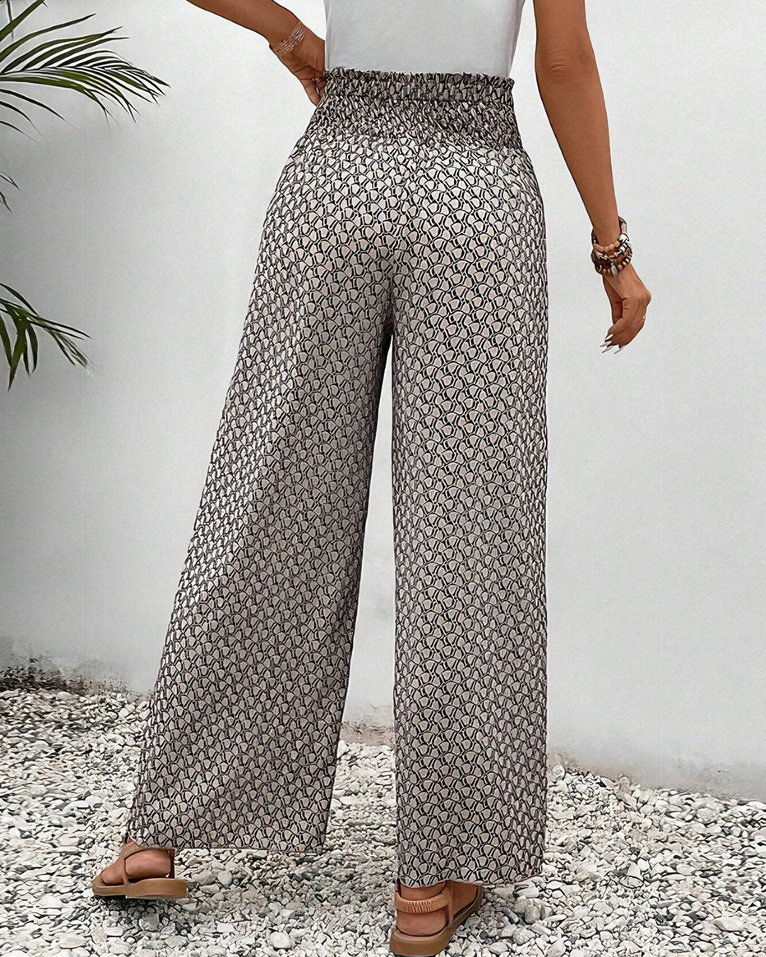 Bequeme weite Damen Hose in Beige für einen eleganten Alltagslook. Perfekte Freizeit- oder Business Casual Hose.