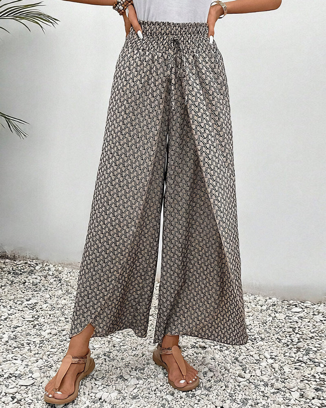 Stilvolle beige Damen Sommerhose mit weitem Schnitt. Bequem & modisch für Frühling, Freizeit oder Business Casual.