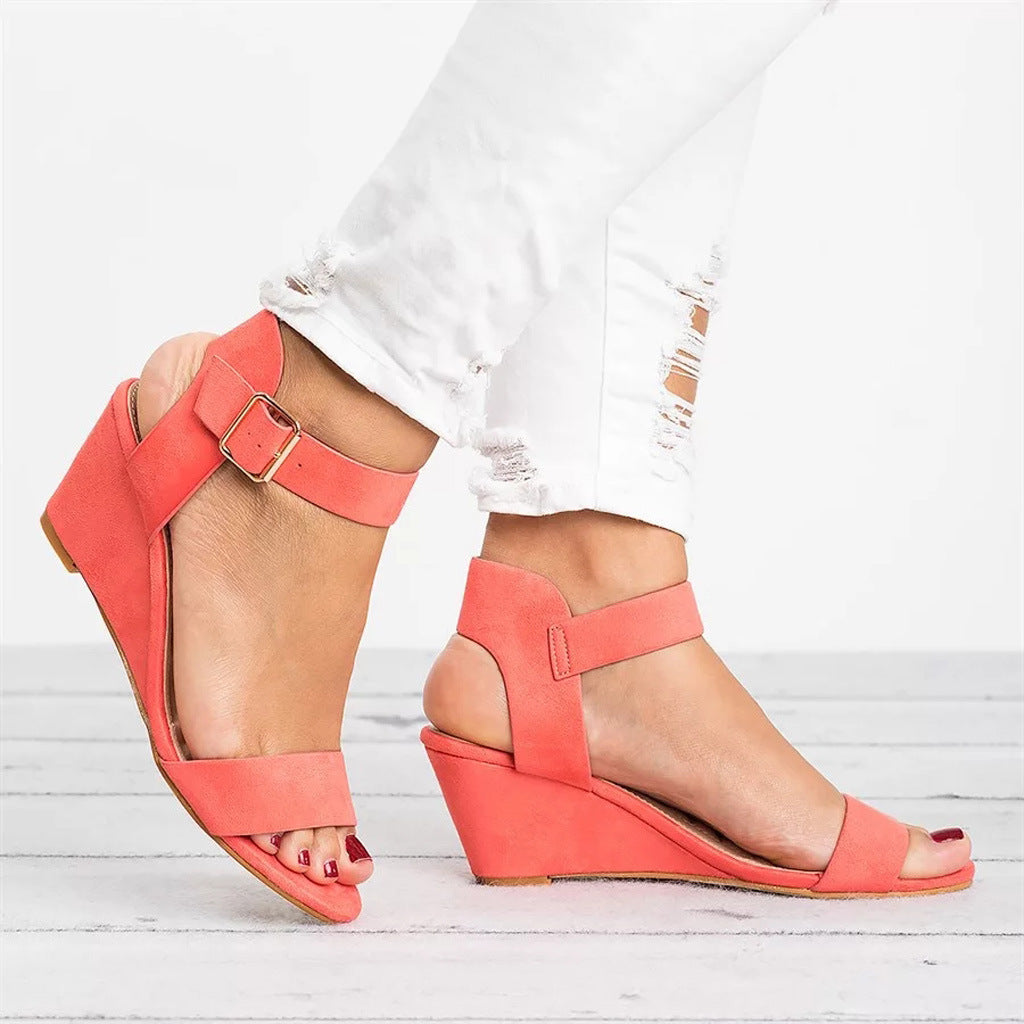 Stilvolle Damen Keilsandalen mit Knöchelriemen für den Frühling. Elegante Sommerschuhe und bequeme Absätze für Damenmode.