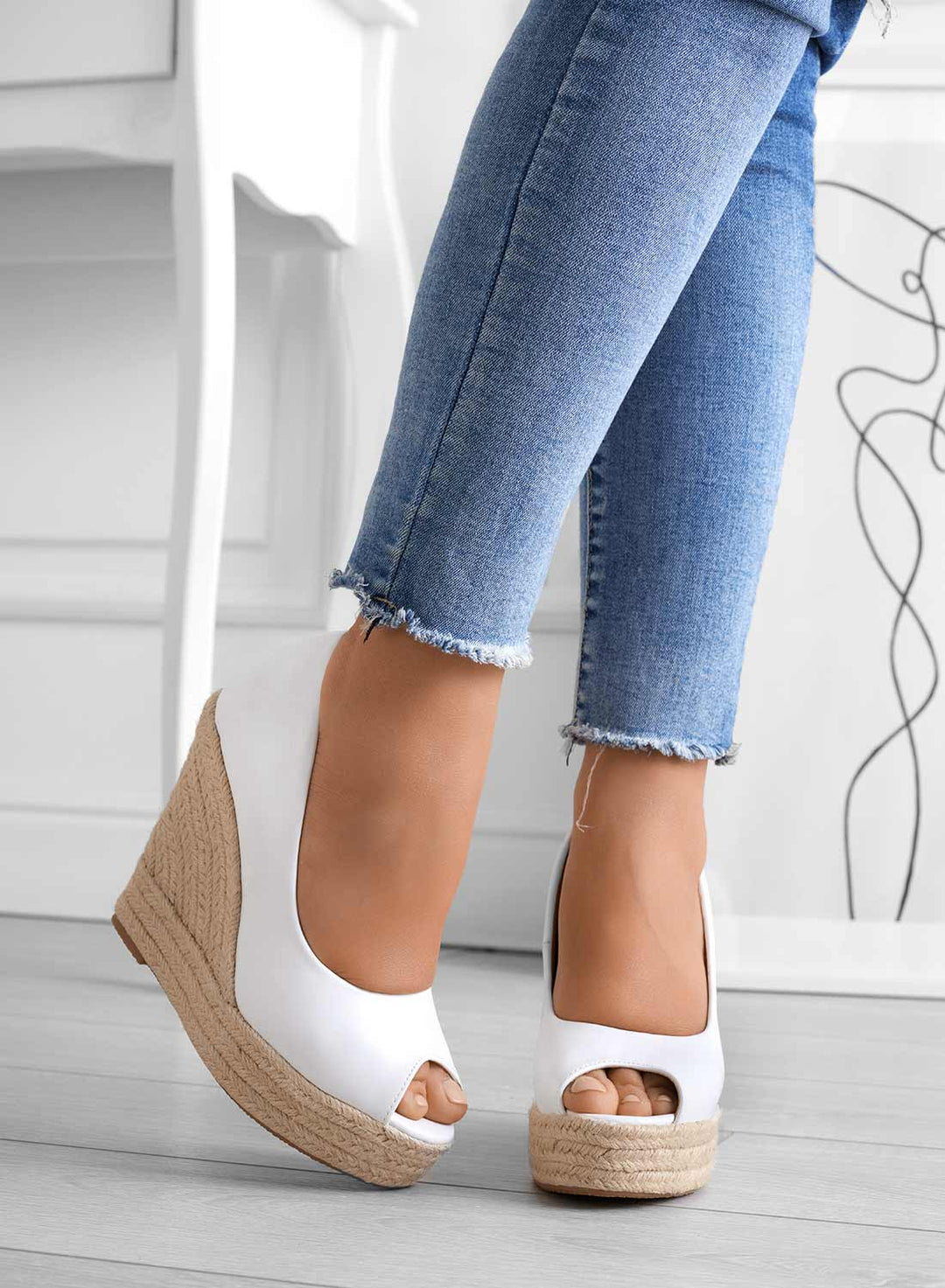 Damen Keilsandalen mit offener Zehe und Keilabsatz; bequeme Slip-On Damenschuhe für frühlingshafte und sommerliche Tage.
