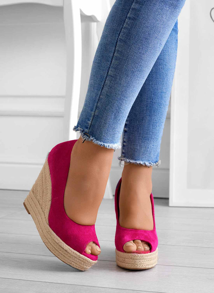 Zwei Damen Keilsandalen: bequeme Slip-On-Sandalen mit Keilabsatz für einen eleganten Frühling & Sommer Look.