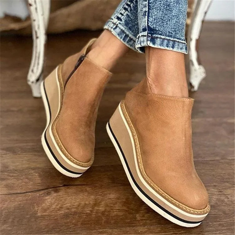 Moderne Damen Keilstiefelette von vorne, zeigt schlankes Design & robusten Keilabsatz.