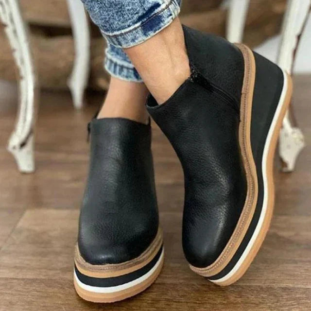 Lässige Damenschuhe: Schwarze Keilstiefeletten für bequemen Alltagslook im Herbst und Winter.