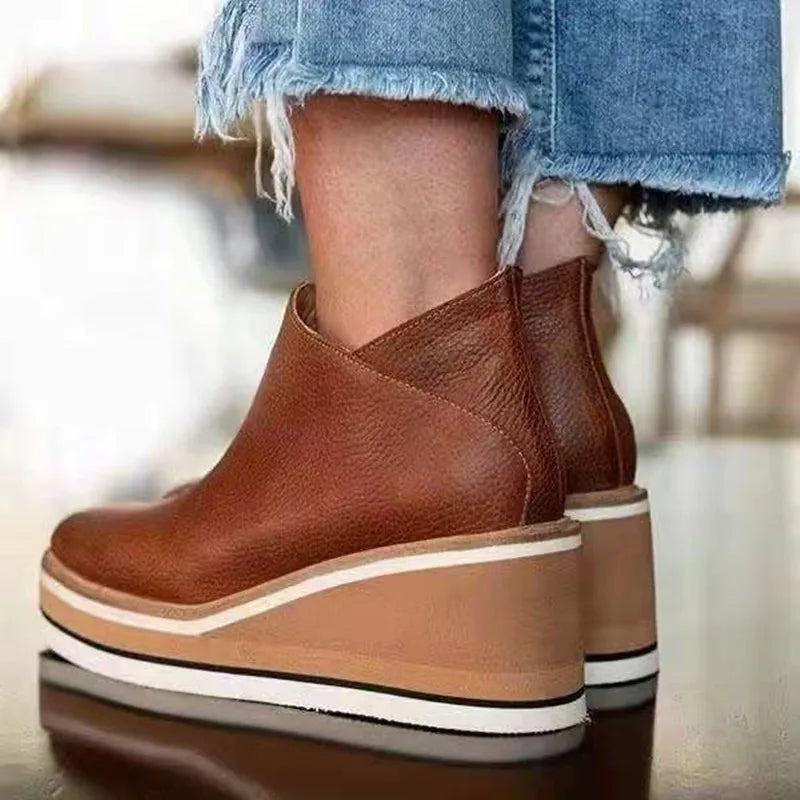Warme Winterschuhe: Komfortable Keilstiefeletten für Damen, ideal für kühle Herbst- und Wintertage.