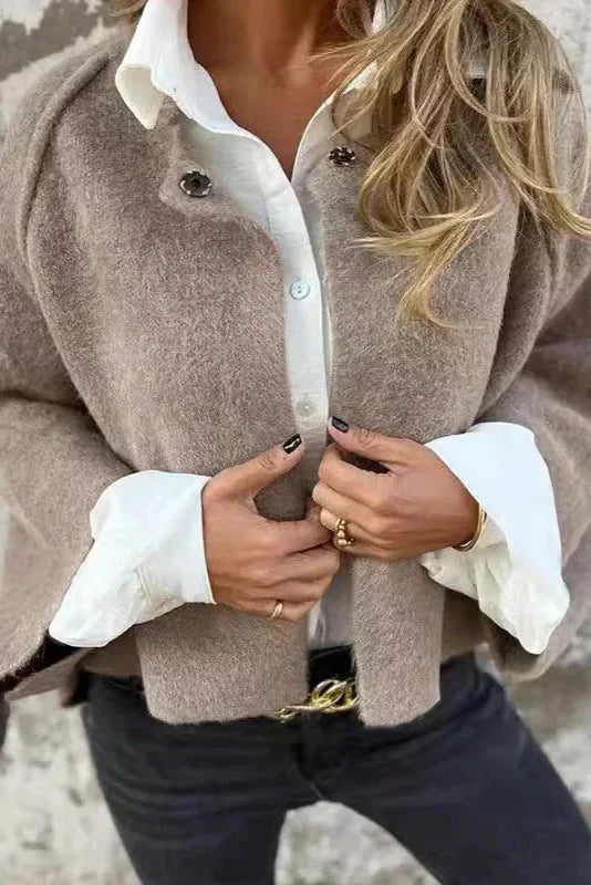 Elegante Damen Kurzjacke für Herbst/Übergang mit ausgestellten Ärmeln. Stilvoller Blazer für moderne Outfits.