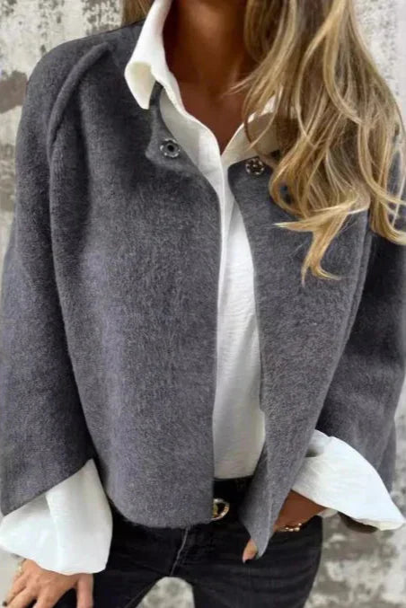 Vorderansicht der eleganten Damen Kurzjacke. Blazer-Stil mit modischen, ausgestellten Ärmeln für Herbstoutfits.