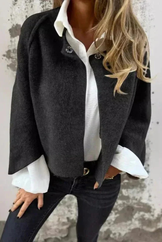 Rückenansicht der stilvollen Damen Kurzjacke, ideal als Herbst-Blazer. Betont Eleganz und moderne Ärmelform.