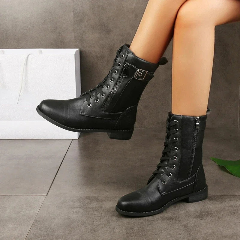 Bequeme braune Damen-Kurzstiefel mit Schnalle, Blockabsatz und seitlichem Reißverschluss. Ideal für Herbst & Winter.