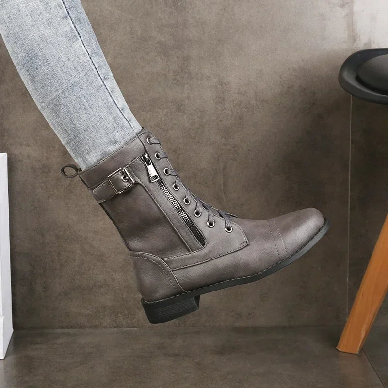 Stilvolle Damen-Kurzstiefel mit robustem Blockabsatz und praktischem Reißverschluss. Modischer Begleiter für jeden Tag.