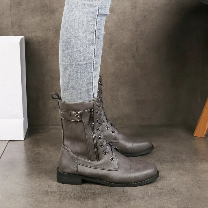 Bequemer grauer Damen-Kurzstiefel mit stabilem Blockabsatz, Reißverschluss und dekorativer Schnalle. Perfekt für Herbst.
