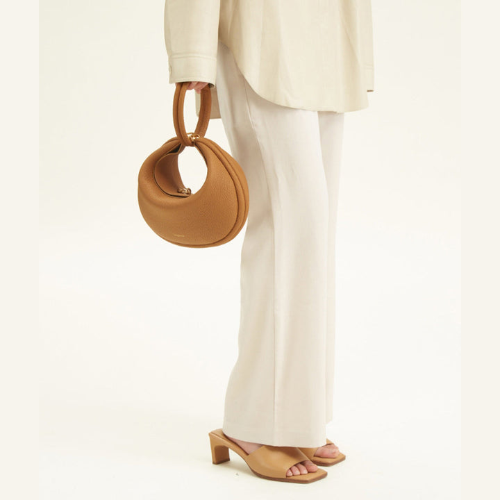 Stilvolle Damen Leder Schultertasche in Elfenbein, ein vielseitiges Accessoire.