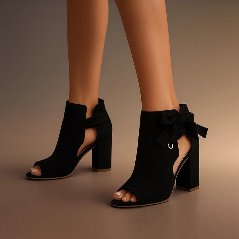Zeitlose Damen Pumps mit Peeptoe, solidem Blockabsatz und elegantem Schleifendetail; ein Must-have Schuh.