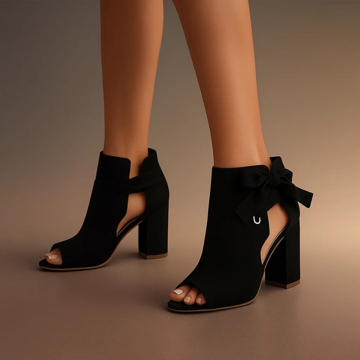 Zeitlose Damen Pumps mit Peeptoe, solidem Blockabsatz und elegantem Schleifendetail; ein Must-have Schuh.