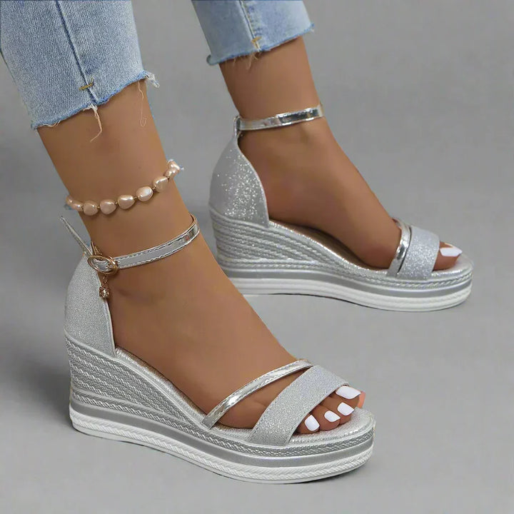 Modische Plateau-Sandalen für Damen mit Knöchelriemen, ideal für Eleganz & Komfort im Sommer.