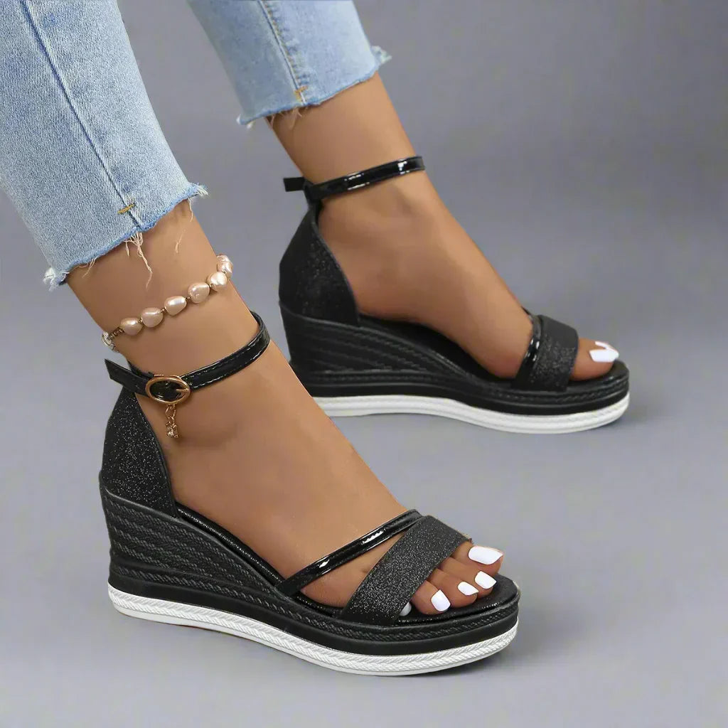 Bequeme Damen Freizeitschuhe: Plateau-Sandalen mit Knöchelriemen und elegantem Absatz.