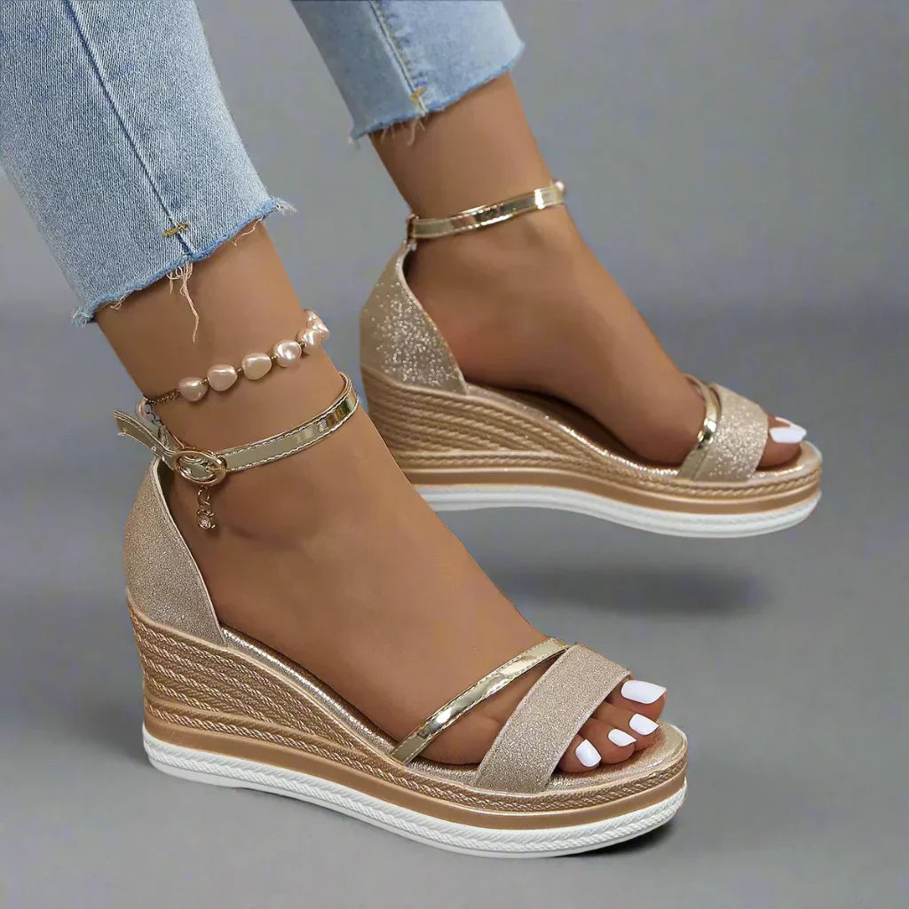Stilvolle Damen Plateau-Sandalen mit Knöchelriemen für modische Sommer-Outfits, elegant & bequem.