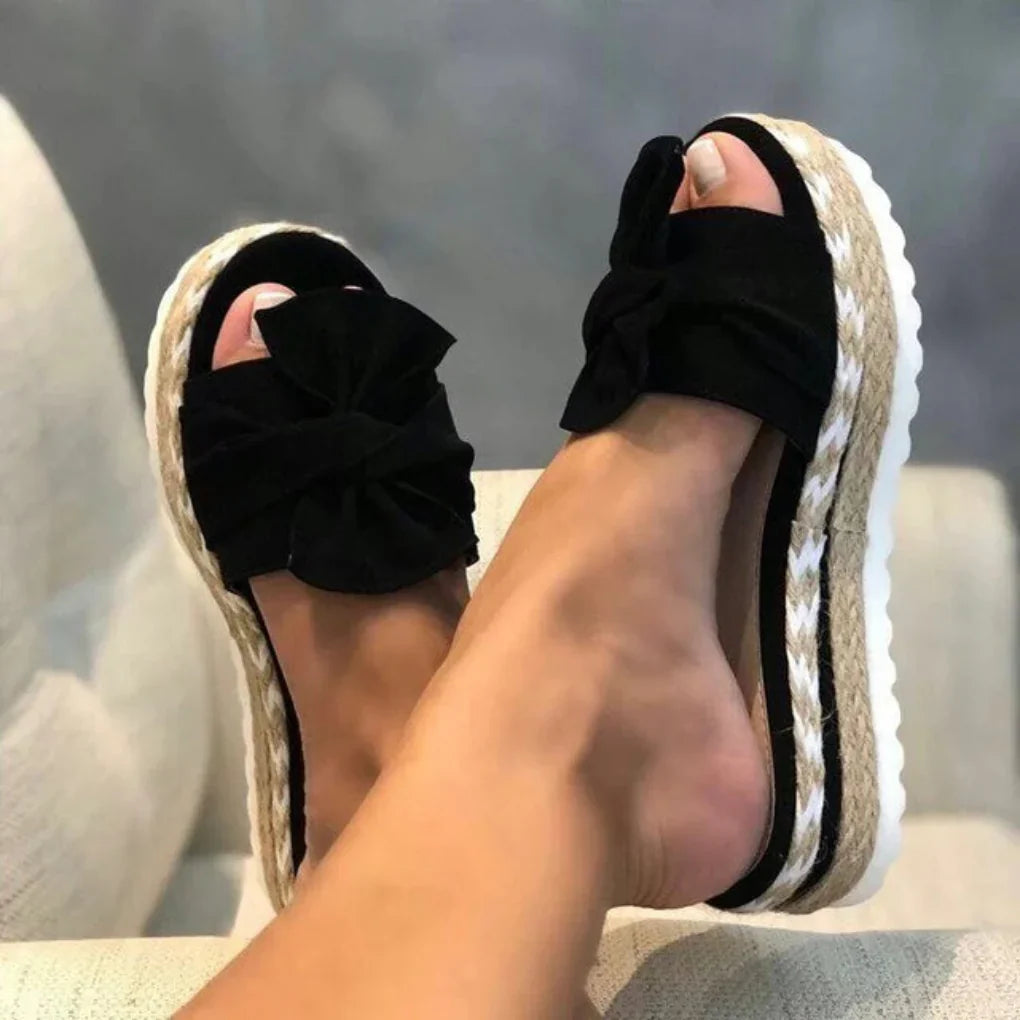 Bequeme Damen Plateau Slide Sandalen mit stilvoller Schleife, ideal als Freizeitschuh für den Sommer.